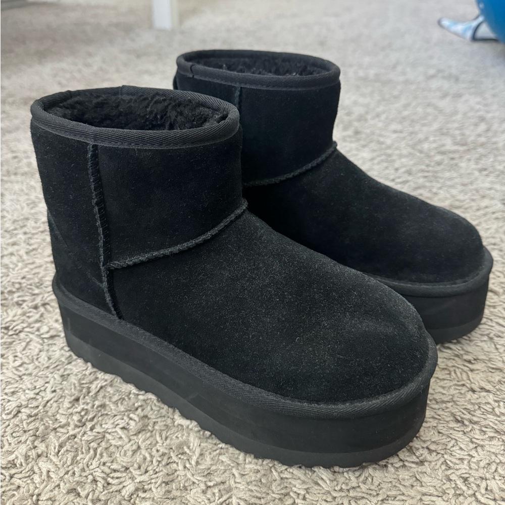 BRAND NEW NEVER WORN BLACK PLATFORM MINI UGGS size 6